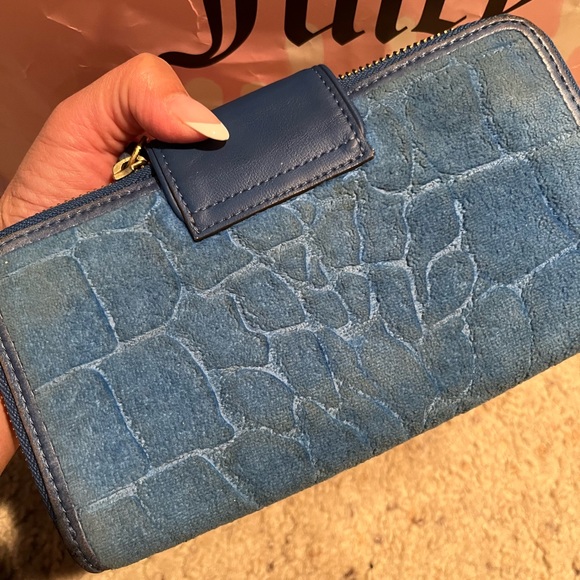 Rare Juicy Couture blue velvet wallet - Picture 2 of 7
